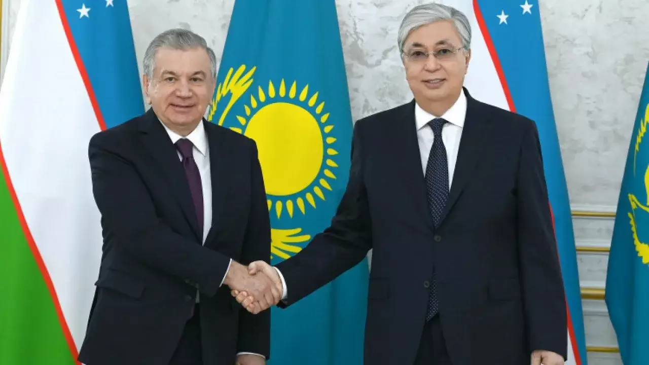 Тоқаев пен Мирзиёев телефон арқылы не туралы сөйлесті?
