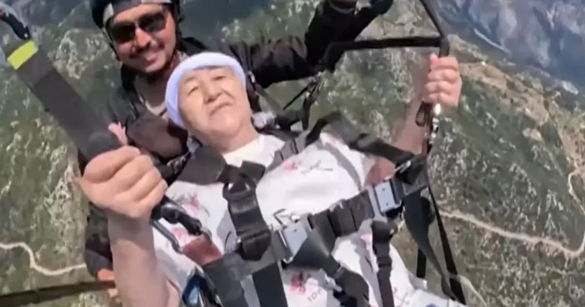  `Балаша қуандым`: Парапланмен ұшқан 74 жастағы әжей әсерін бөлісті (ВИДЕО) 