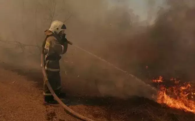 В Восточном Казахстане объявлено экстремальное предупреждение о пожарной опасности из-за аномальной жары, где температура приближается к 50 градусам Цельсия.
