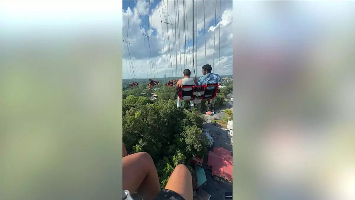 Посетители аттракциона в парке Six Flags в Джорджии на время застряли в воздухе из-за технической задержки.