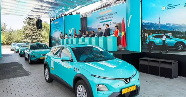 Индийская компания Green SM запускает в Казахстане полностью электрический парк такси для заказа поездок.