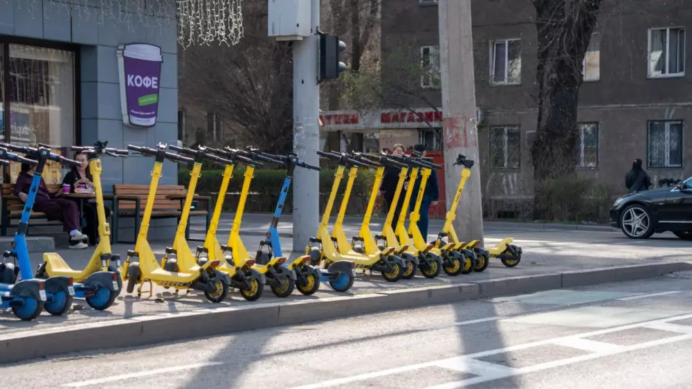 Енді самокаттарға тротуар және жаяу жүргіншілер аймағында жүруге болмайды: заңға қол қойылды