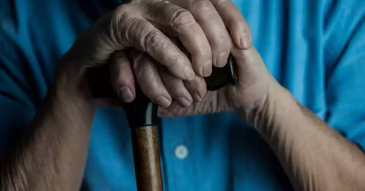  90-летнего пенсионера удерживали дома и связывали руки и ноги скотчем в Атырауской области 