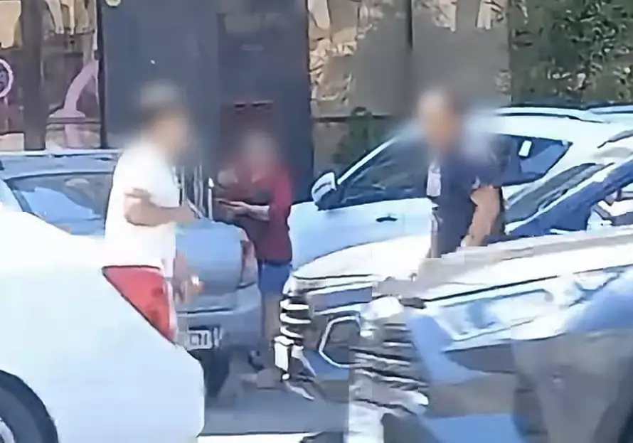 Астанада жол үстінде жұдырықтасқандар видеоға түсіп қалды