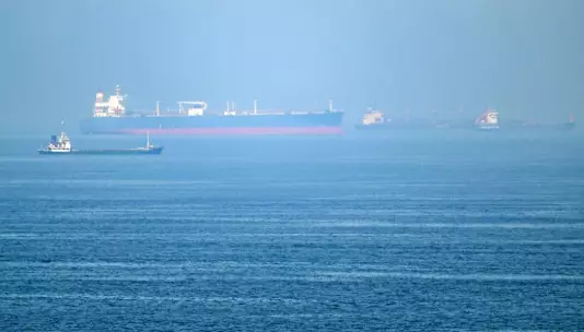 Атака на судно в Ормузском проливе заставила ООН приостановить план эвакуации запертых на борту моряков.