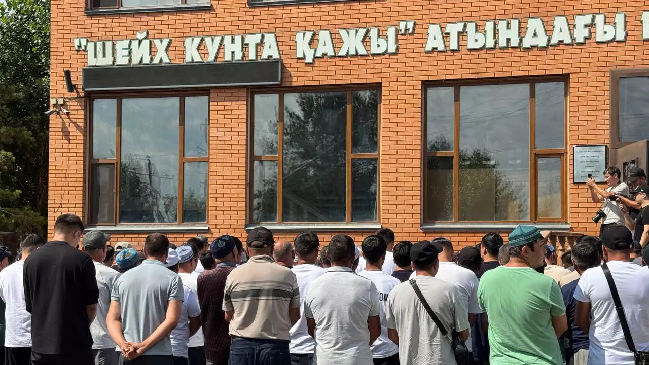 Әскерде жарақат алған сарбаздың жаназасы: Шейх Кунта Қажы мешітіндегі қаралы жиын