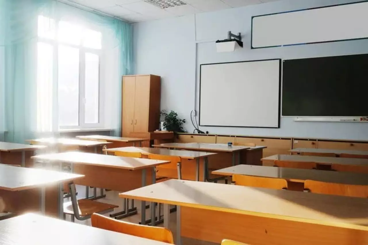 Казахстанским школьникам могут разрешить пользоваться телефонами на уроках