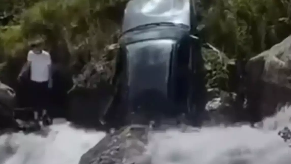  Бір отбасы мінген көлік өзенге құлап, екі бала ағып кетті (ВИДЕО) 