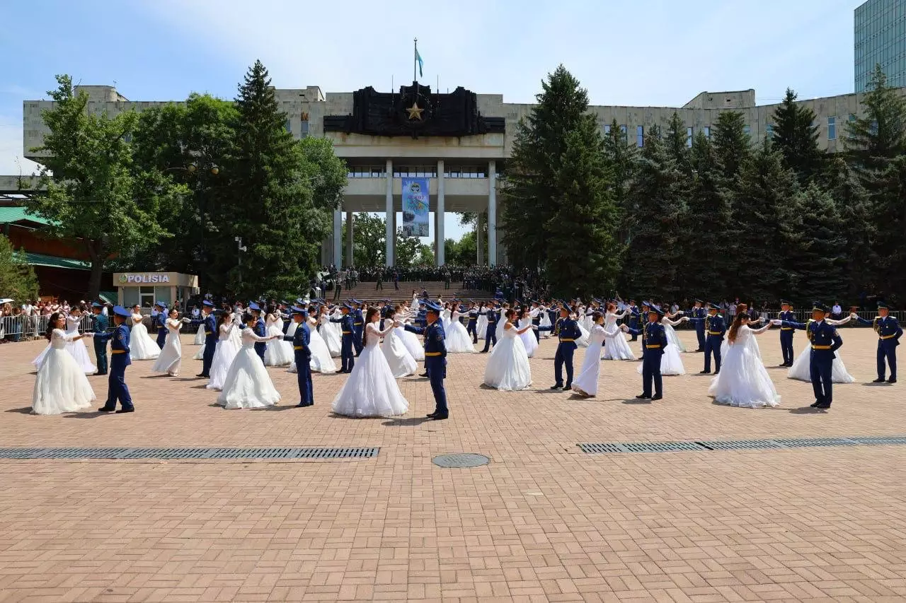 В Алматы более 70 выпускников военного института получили звание лейтенанта