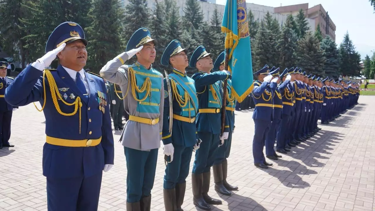 Алматыда әскери институт 25-ші мерейтойлық түлектерін қанат қақтырды