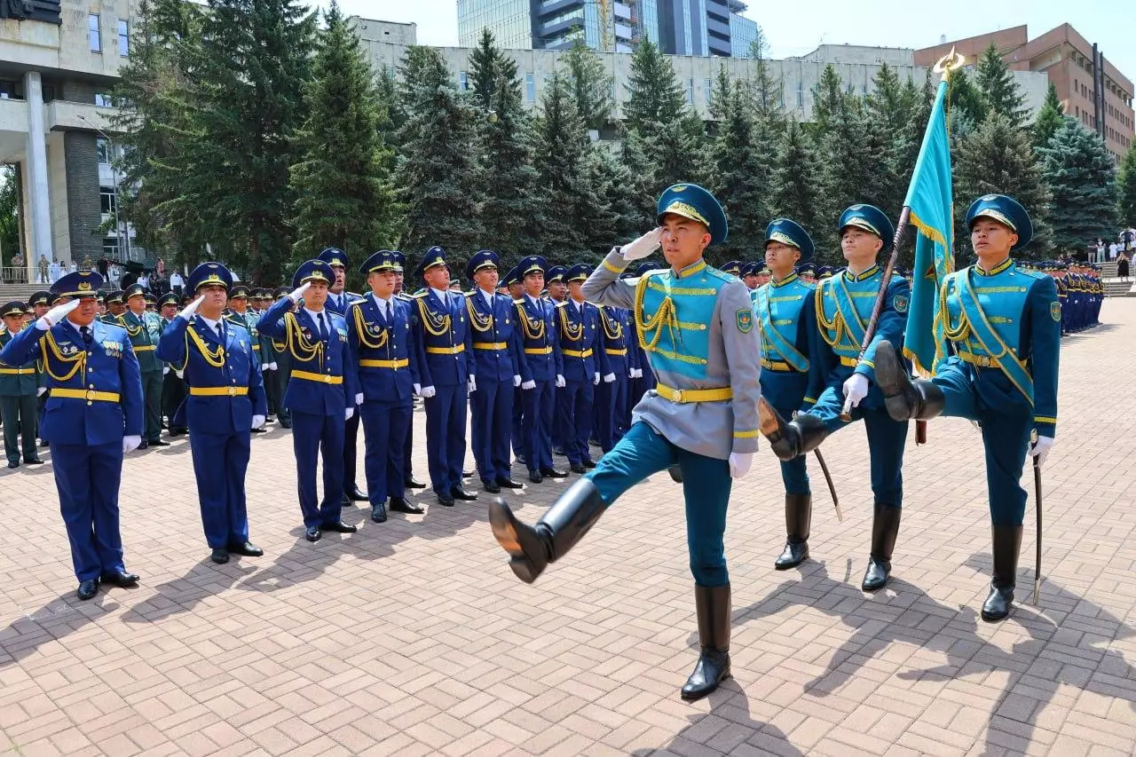 В Алматы состоялся 25-й юбилейный выпуск офицеров Военно-инженерного института радиоэлектроники и связи