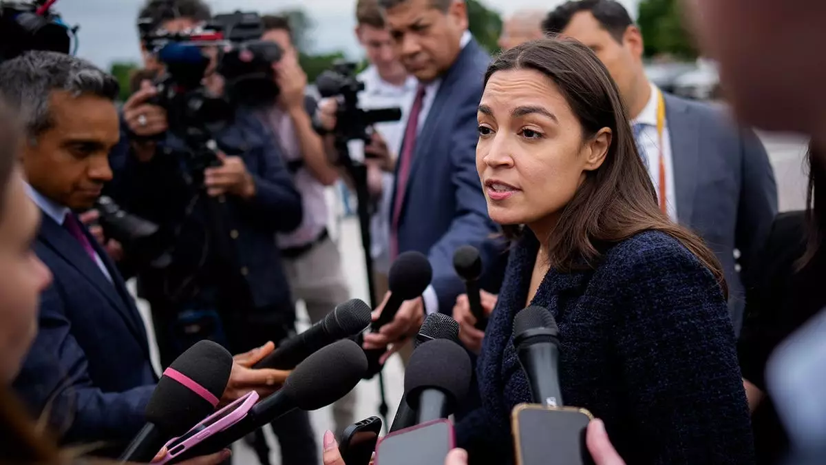 Смотрите: AOC обвиняет Трампа в предательстве после решений Верховного суда по вопросам иммиграции.
