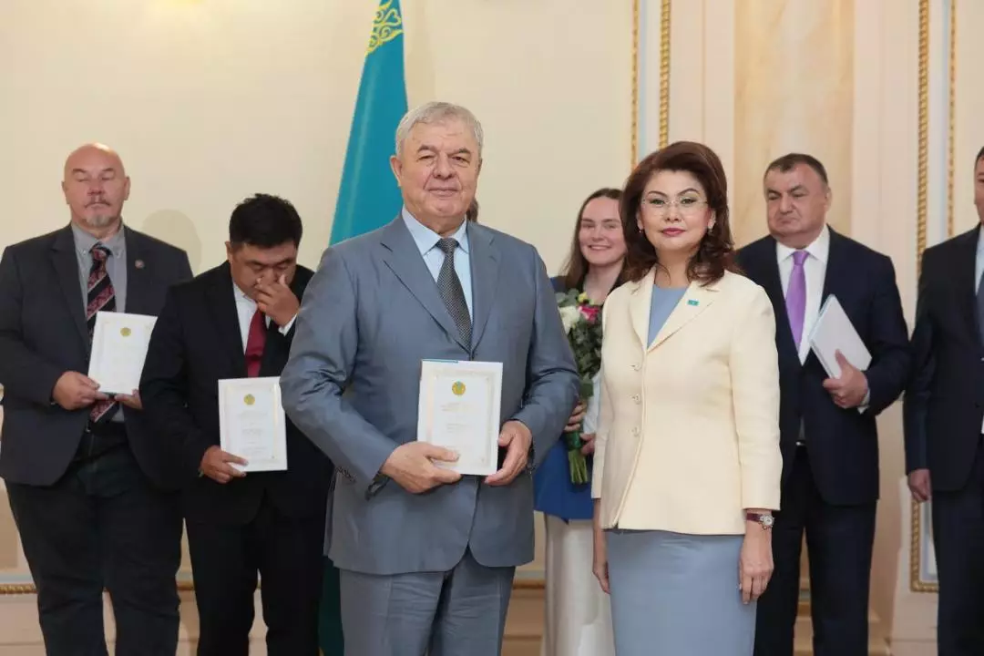 Балаева вручила представителям этнокультурных объединений экземпляры новой Конституции