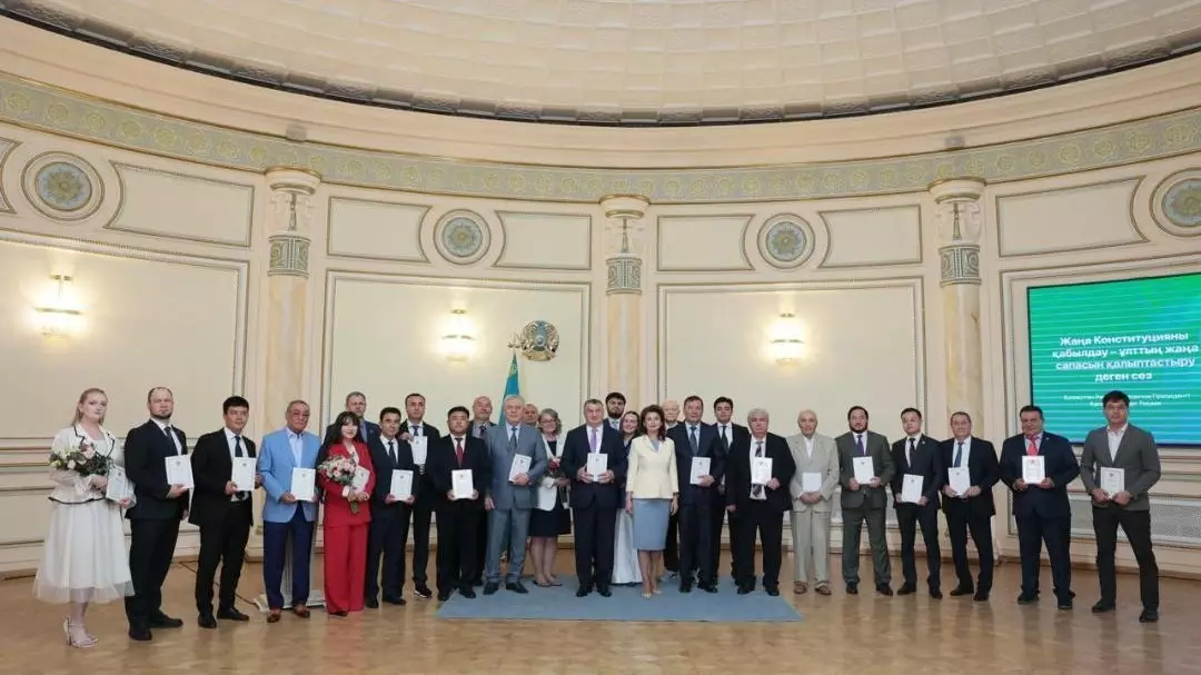  Президент атынан Қазақстандағы этномәдени бірлестіктердің өкілдеріне жаңа Конституцияның арнайы басылымдары салтанатты түрде табысталды 
