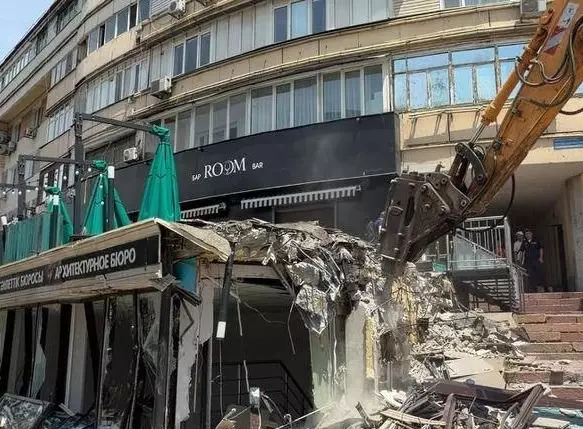 Крупную пристройку с офисами и общепитом сносят в Алматы