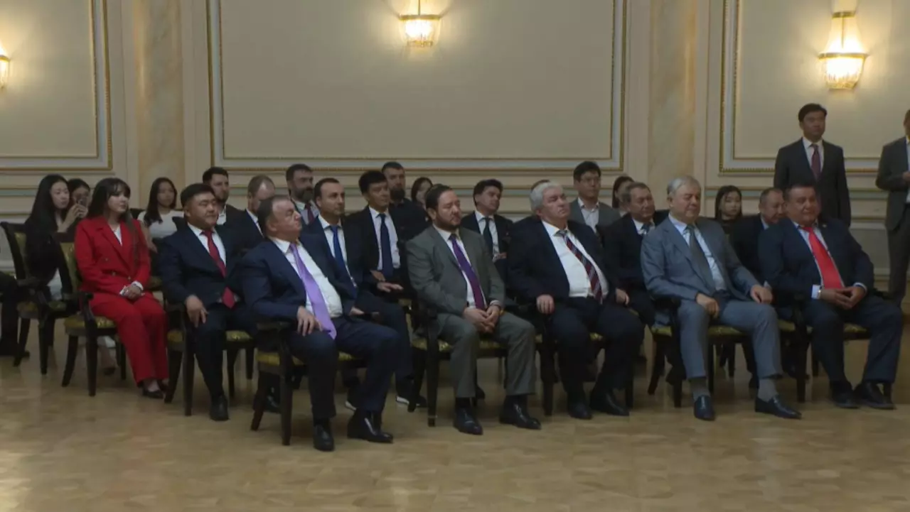 Президент атынан жаңа Конституцияның арнайы басылымы табысталды