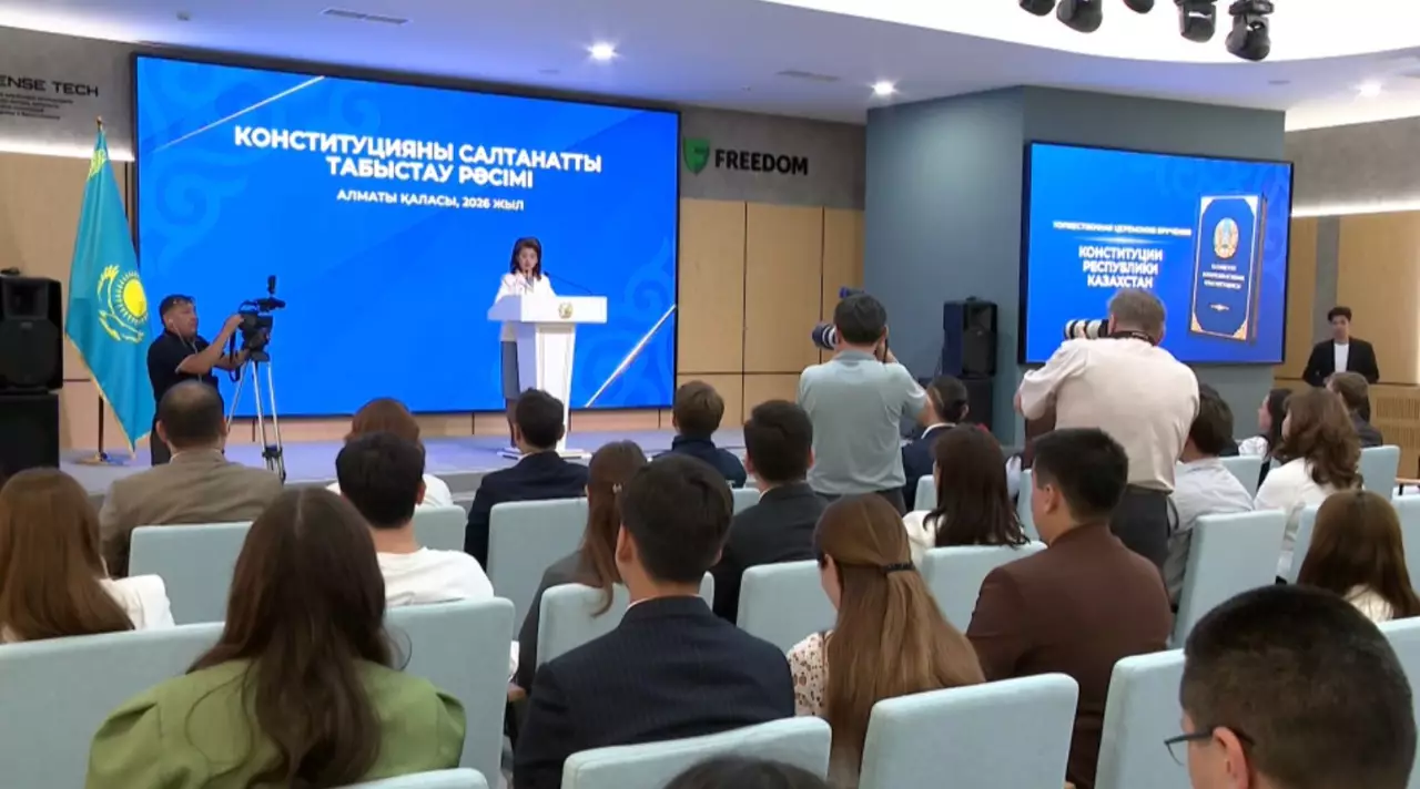 Президент атынан жастарға Конституцияның арнайы басылымы табысталды 