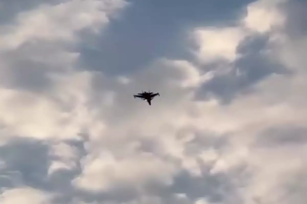 Над Атырау заметили самолёт, похожий на военный истребитель