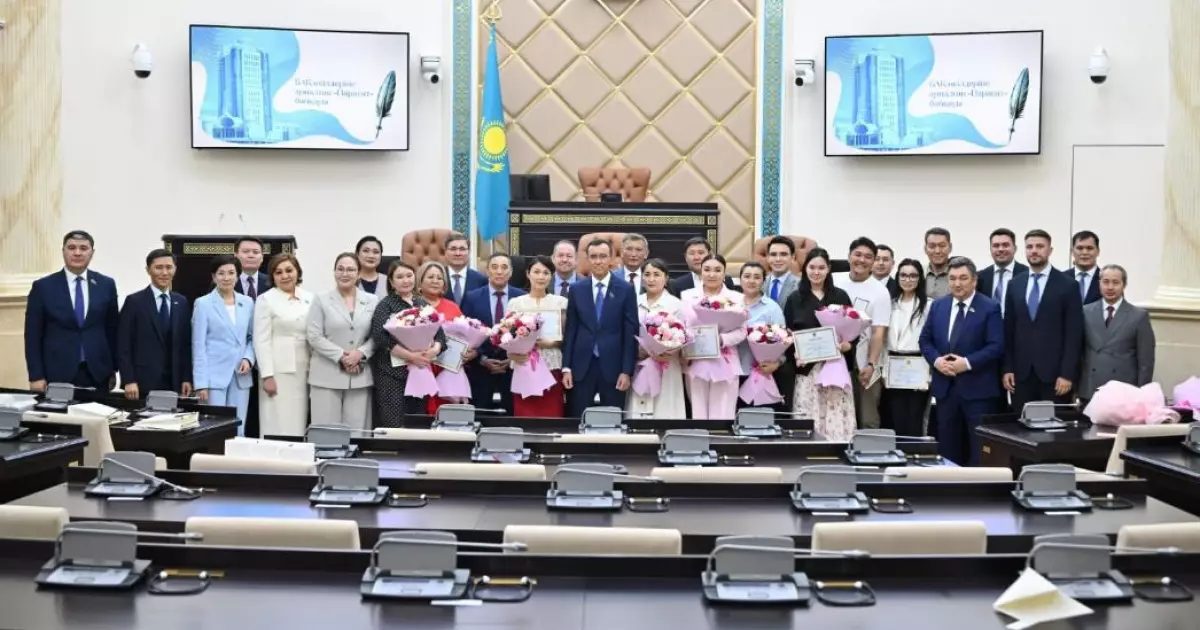   Сенатта журналистер арасында өткен дәстүрлі «Парасат» байқауының жеңімпаздарын салтанатты марапаттау рәсімі өтті   