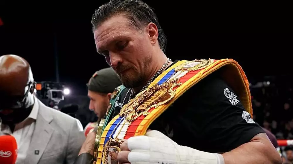 Боксер Александр Усик отказался от всех чемпионских поясов