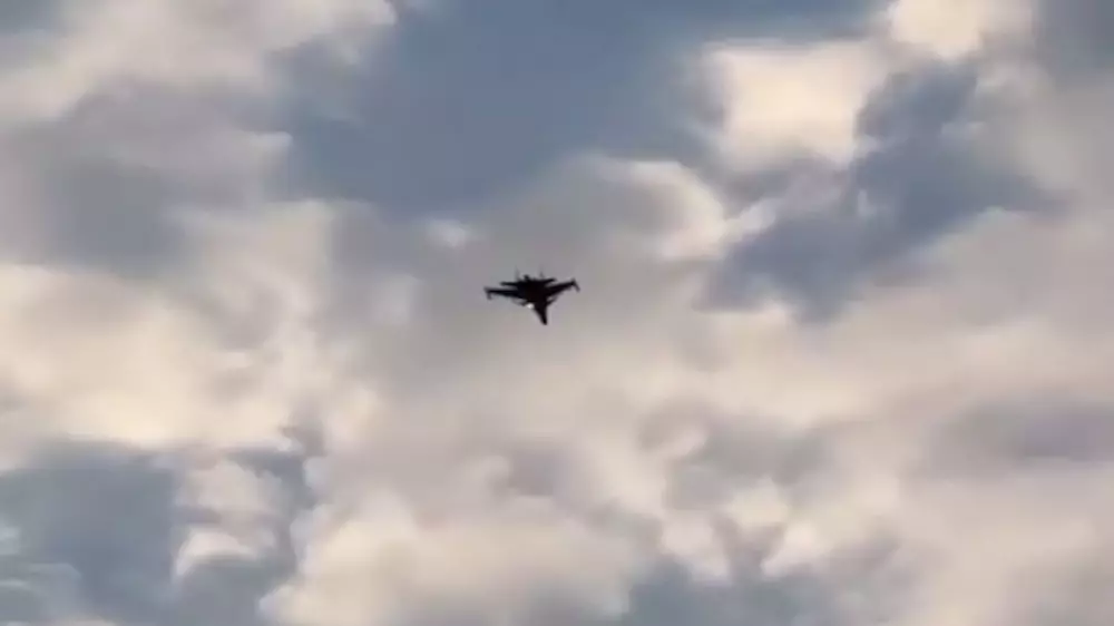 Атырау тұрғындарын қала үстінен ұшып өткен әскери ұшақ мазалады
