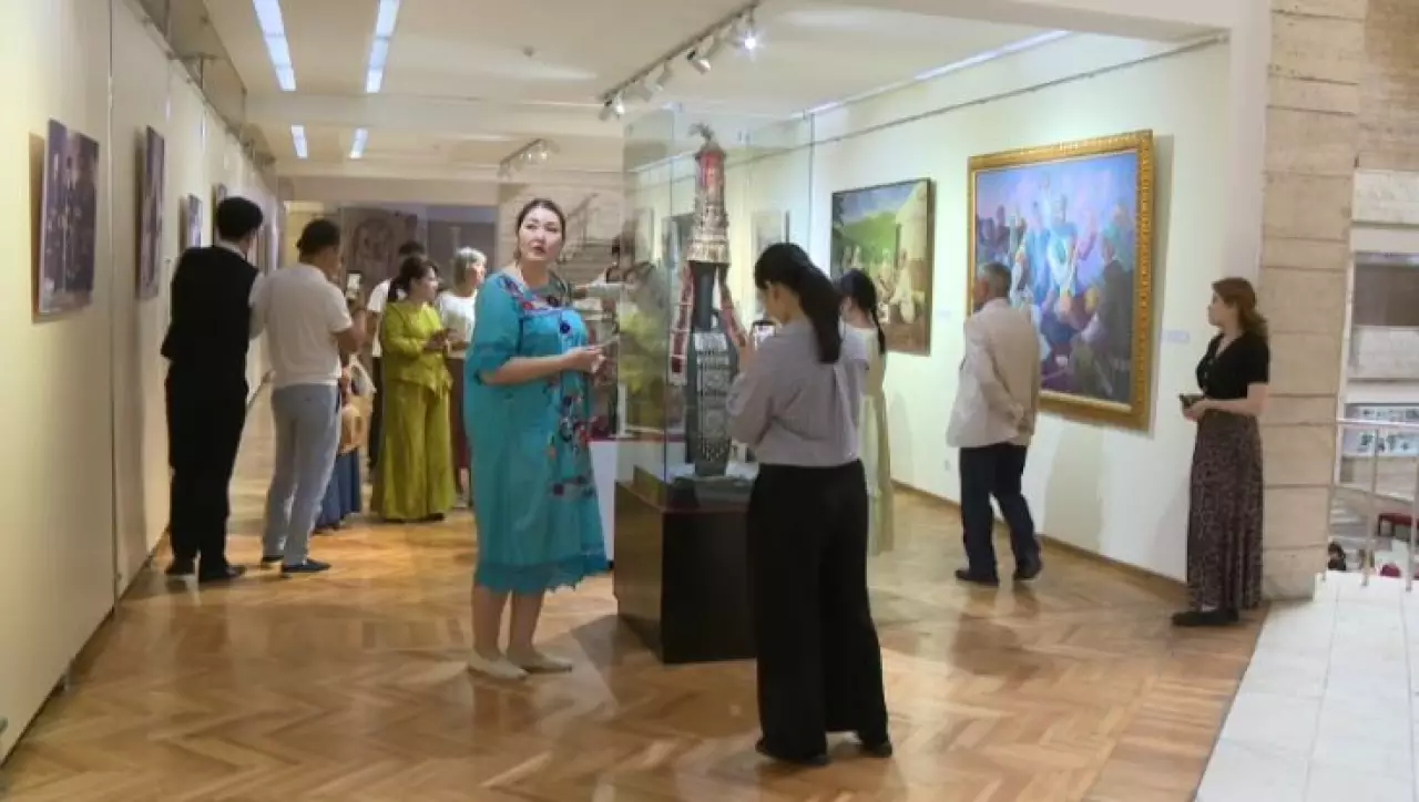 Алматыда 500 жылқыға бағаланған көне сәукеле көрмеге қойылды