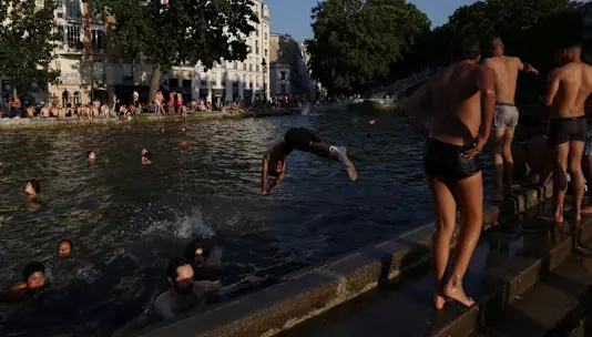 Жители французских городов меняют душные квартиры на прохладные номера в отелях.