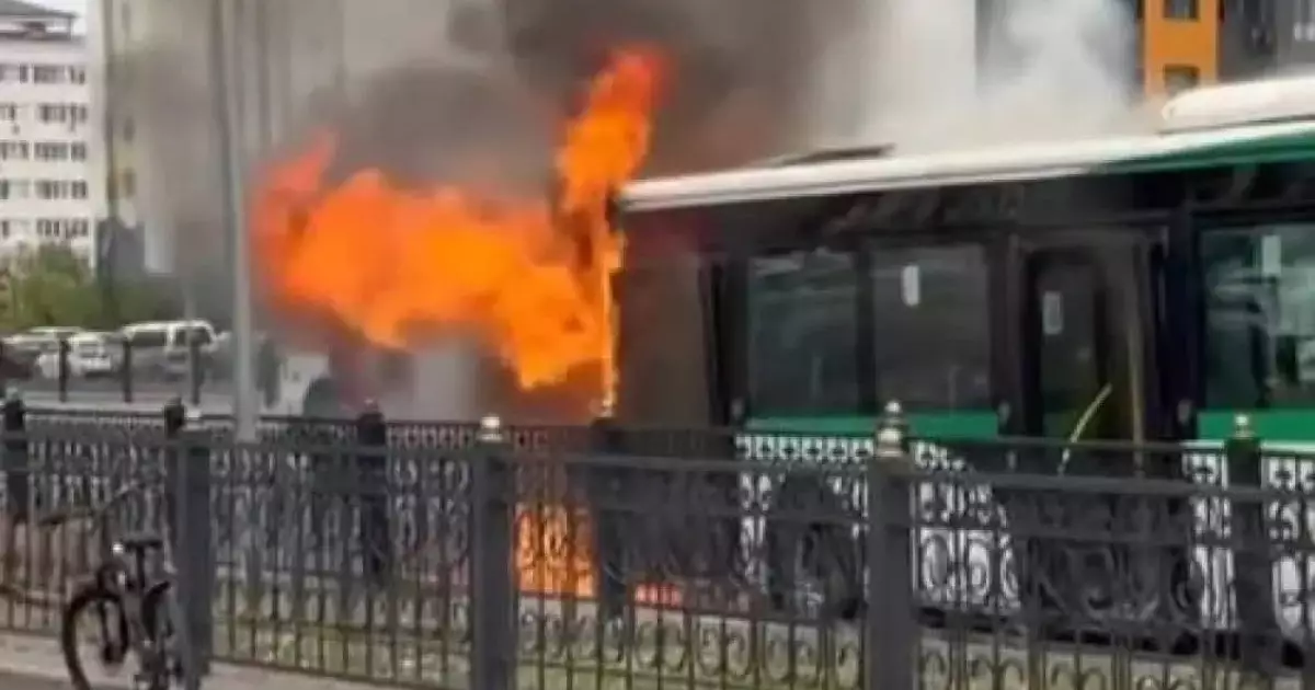  В Астане загорелся маршрутный автобус с пассажирами 