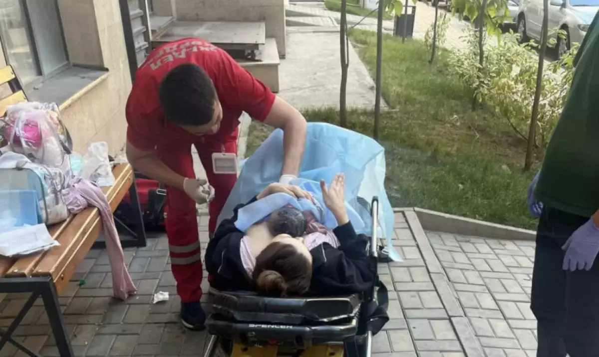 Алматинка родила на улице — скорая не смогла проехать из-за припаркованных авто