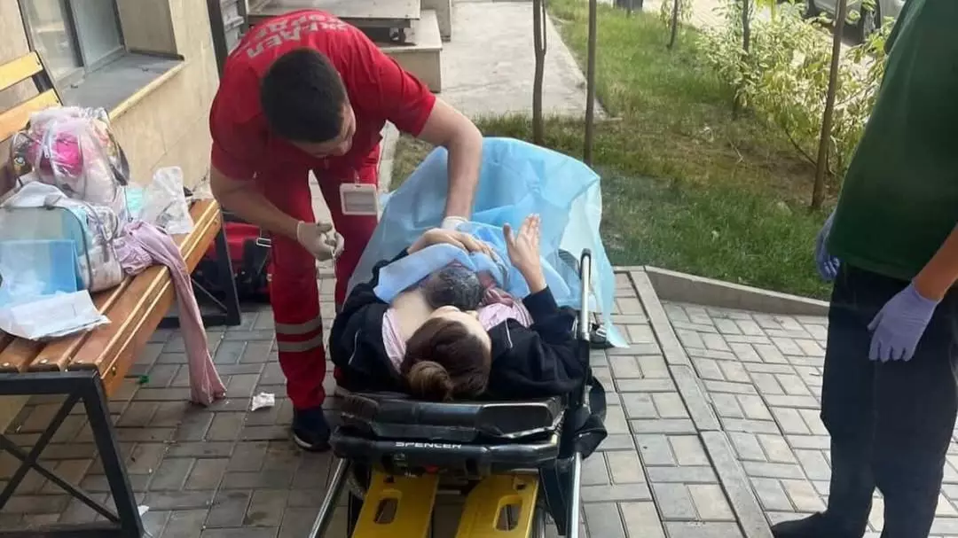 В Алматы женщина родила на улице из-за заблокированного проезда для скорой