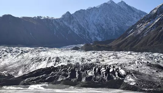 Сильное землетрясение в Гиндукуше сотрясло Афганистан и Пакистан.