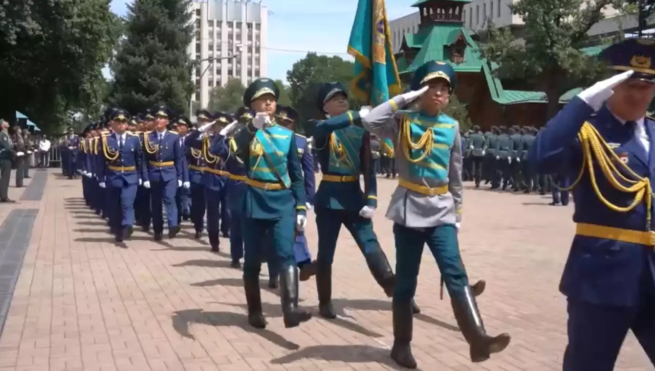 Радиоэлектроника және байланыс әскери-инженерлік институты түлектерін шығарып салды