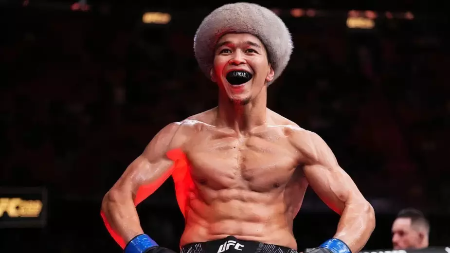 Асу Алмабаев редким приемом финишировал соперника на турнире UFC в Баку