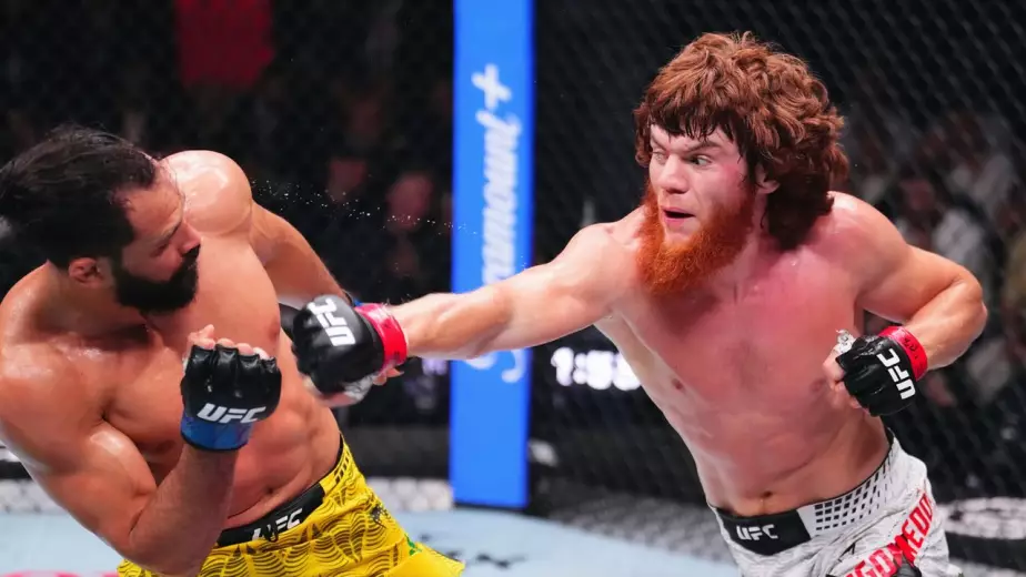 Шара Буллет выиграл Перейру на UFC Баку в напряженном бою