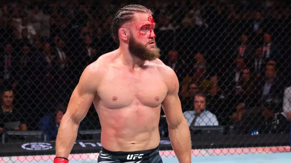 Физиев жестко нокаутировал cоперника в главном бою UFC Баку. Видео