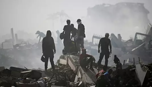 Венесуэльцы возмущены медленной официальной реакцией на землетрясения, заявляя, что им нужна помощь.