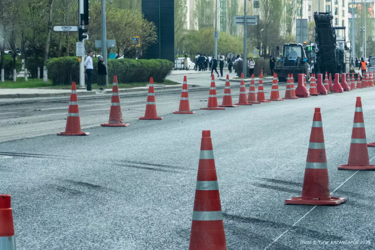 В Астане продолжается ремонт дорог: где ограничат движение