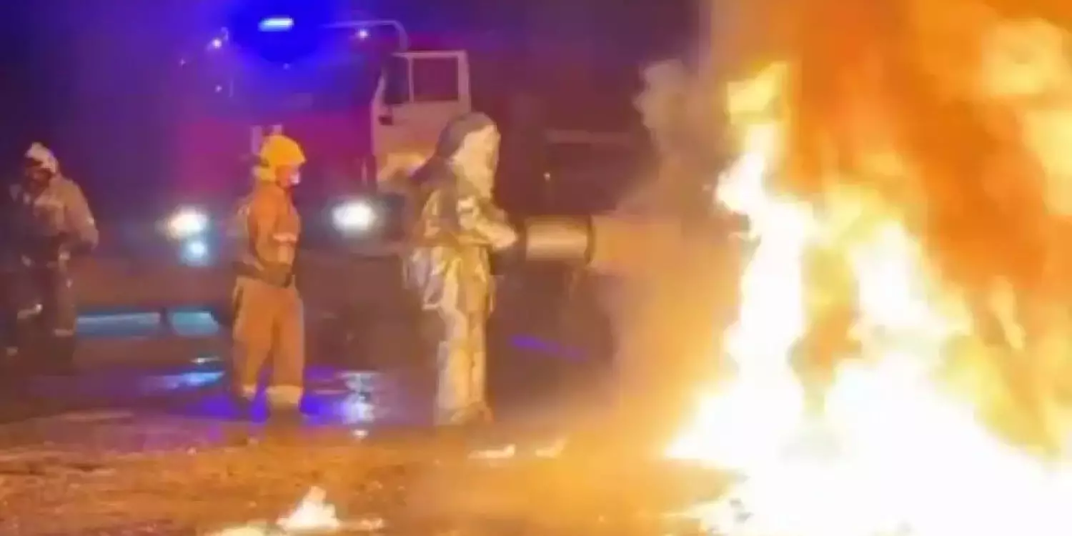 Жамбыл облысында жүк көлігі аударылып, өрт шықты (ВИДЕО)