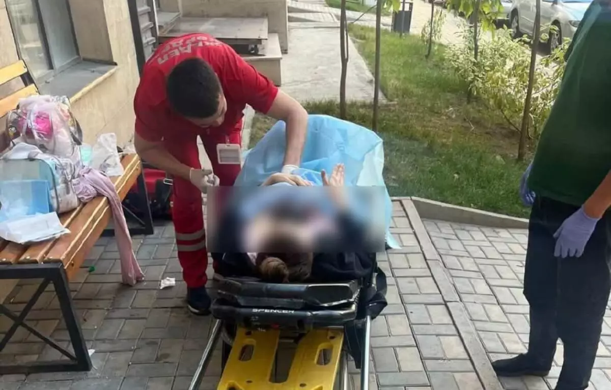 "Аула көліктерге толы болған": Алматыда жүкті әйел тұрғын үй кешенінің ауласында босануға мәжбүр болды