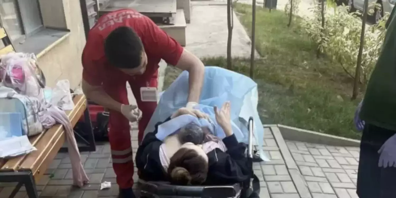 Алматыда тұрақтағы көліктердің кесірінен әйел үй ауласында босанды