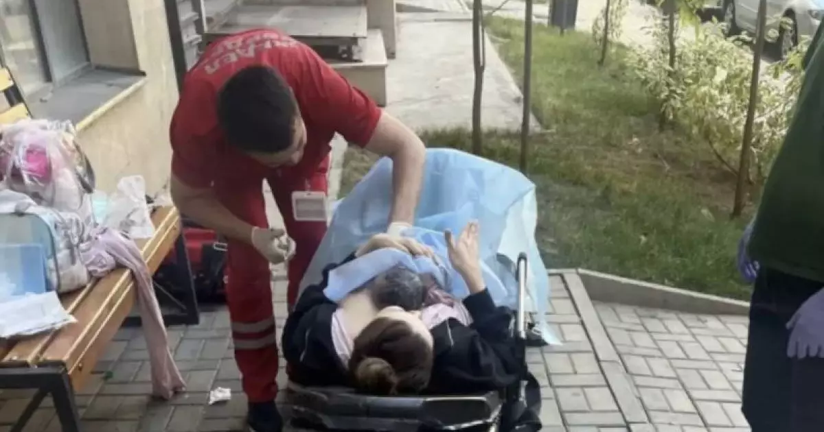  Жкещина родила во дворе дома из-за припаркованных машин 