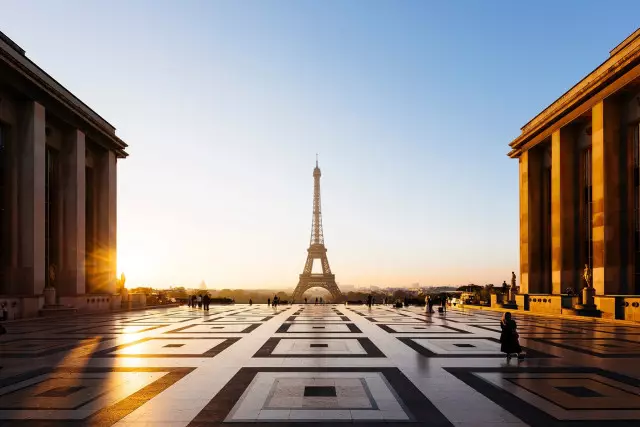 Аптап ыстықтан Эйфель мұнарасы жабылды