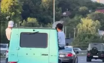 Участники кортежа высовывались из окон авто на Аль-Фараби в Алматы