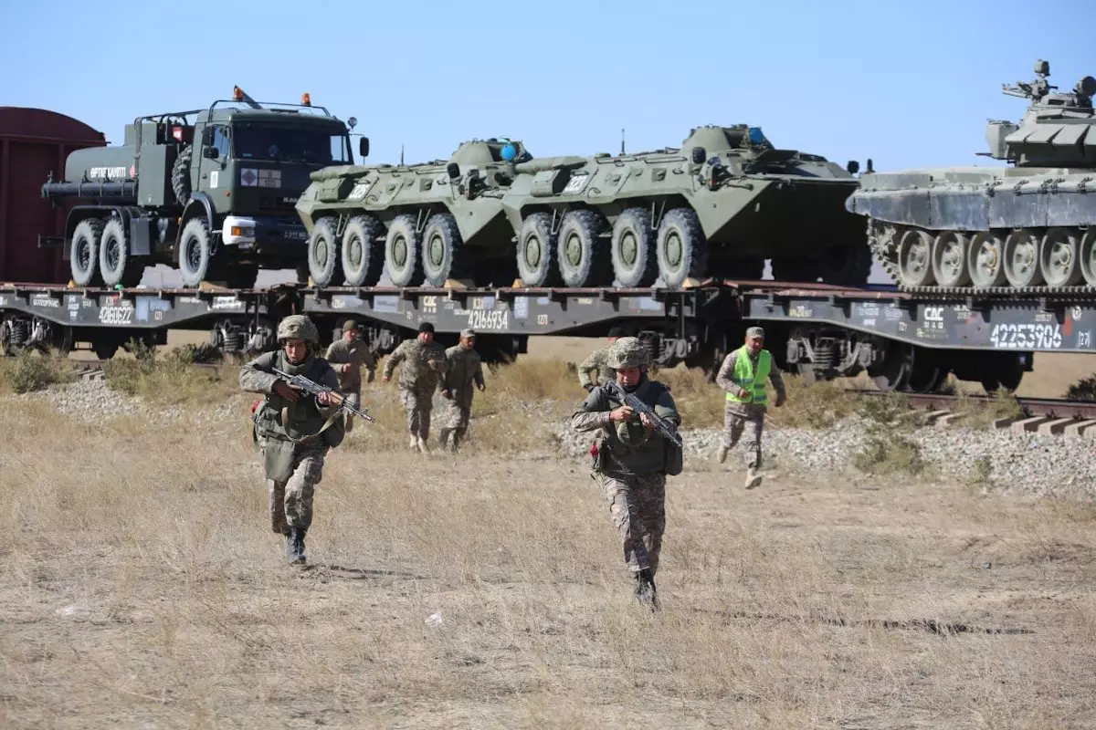 Казахстан перебрасывает военную технику