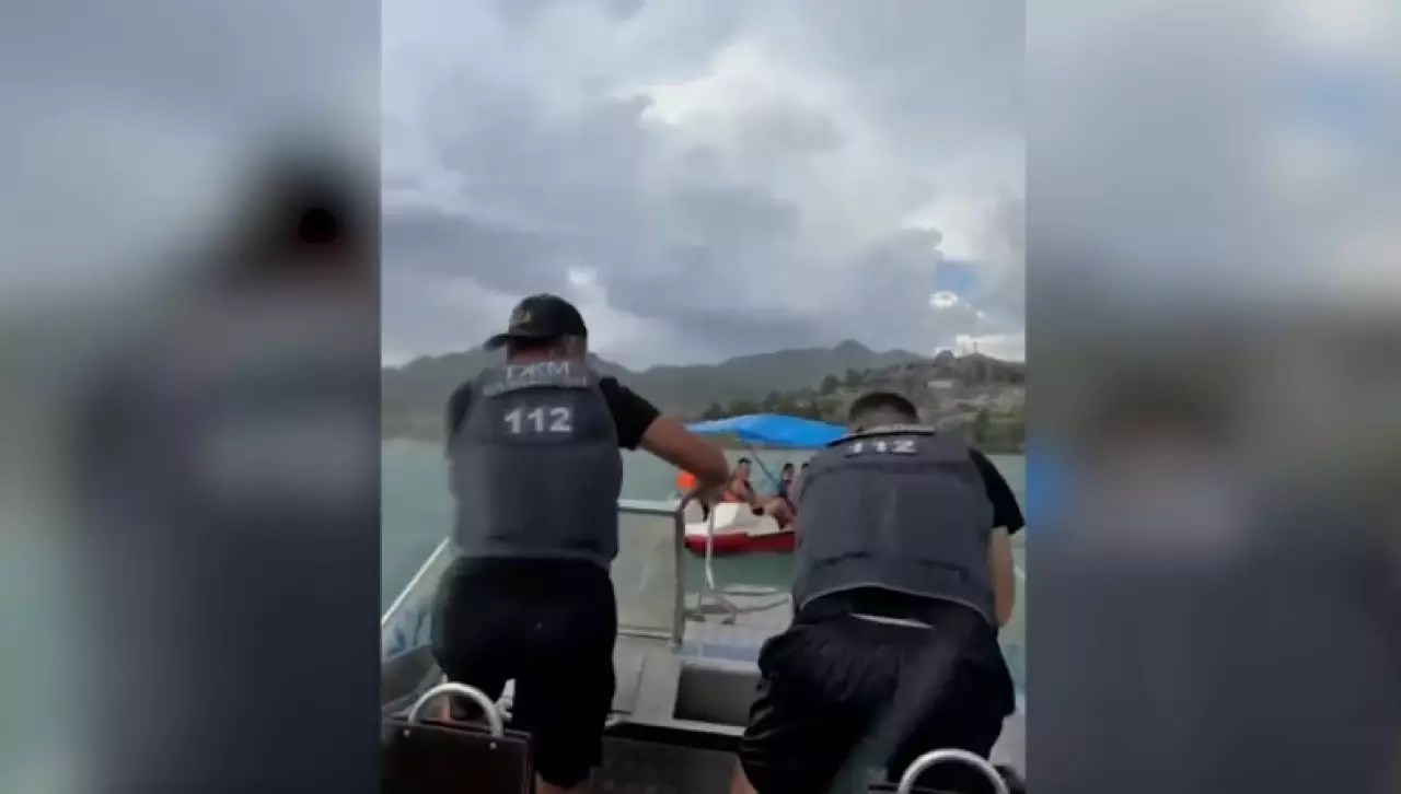 Дрейфовавших на озере туристов спасли в Баянаульском районе