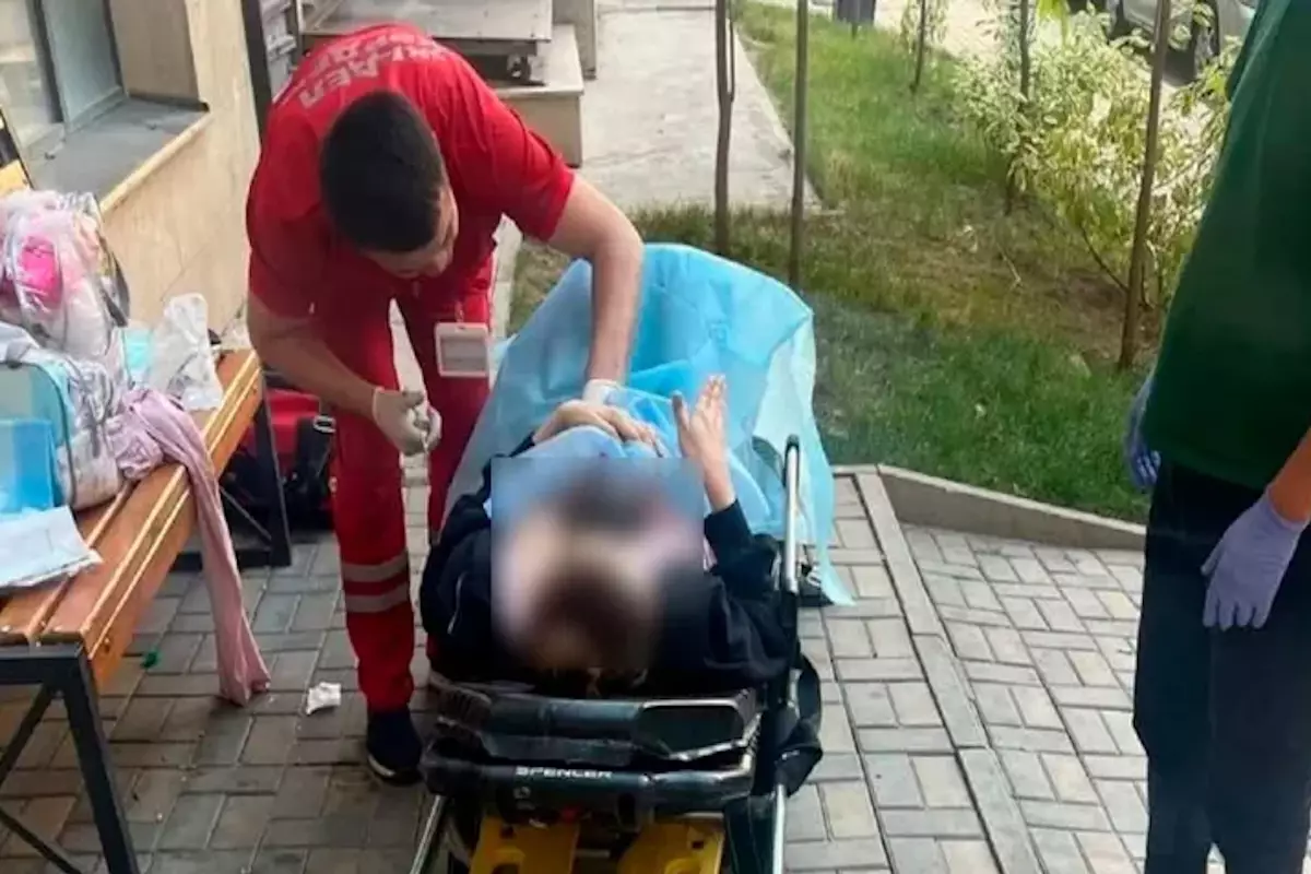 В Алматы женщина родила девочку во дворе ЖК