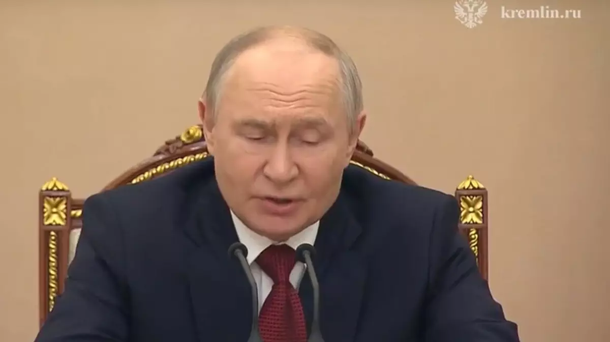 Путин провел совещание из-за дефицита топлива в России после ударов по НПЗ