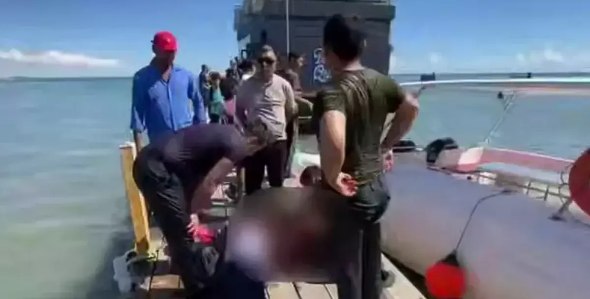 В Актау женщина упала в море при посадке на катер