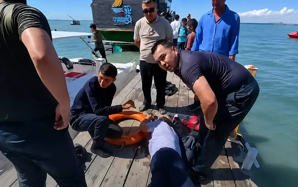Женщина упала в море при посадке на катер в Актау: ее спасли сотрудники УЧС - новости на Lada.kz 28.06.2026