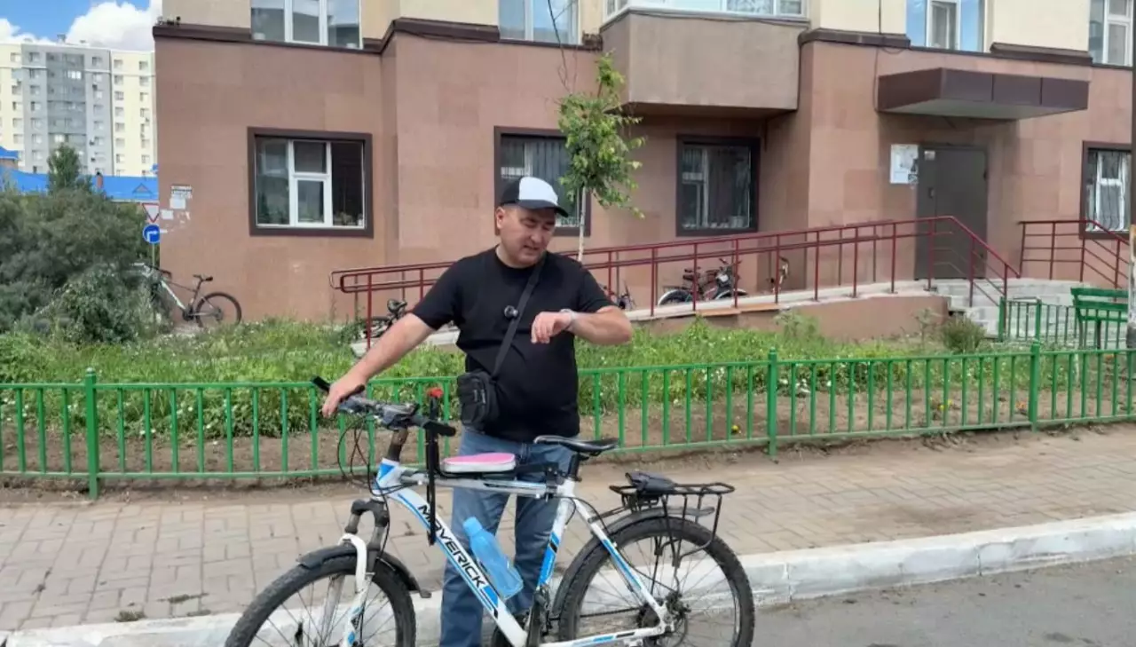 Көліктен велосипед озып тұр